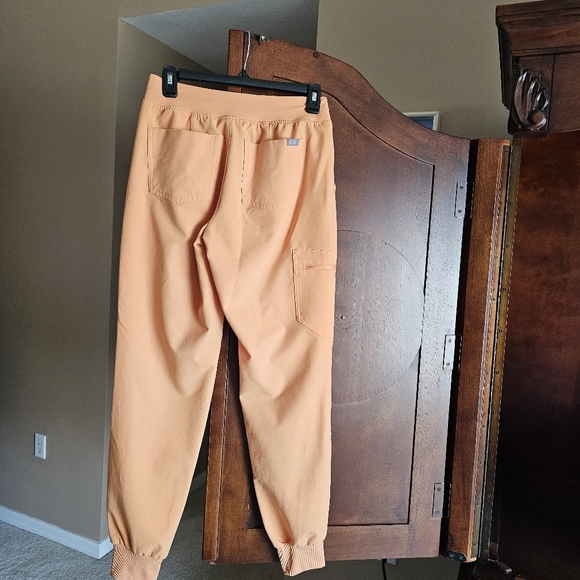 Figs Shaka Orange Scrub Set - Picture 8 of 8